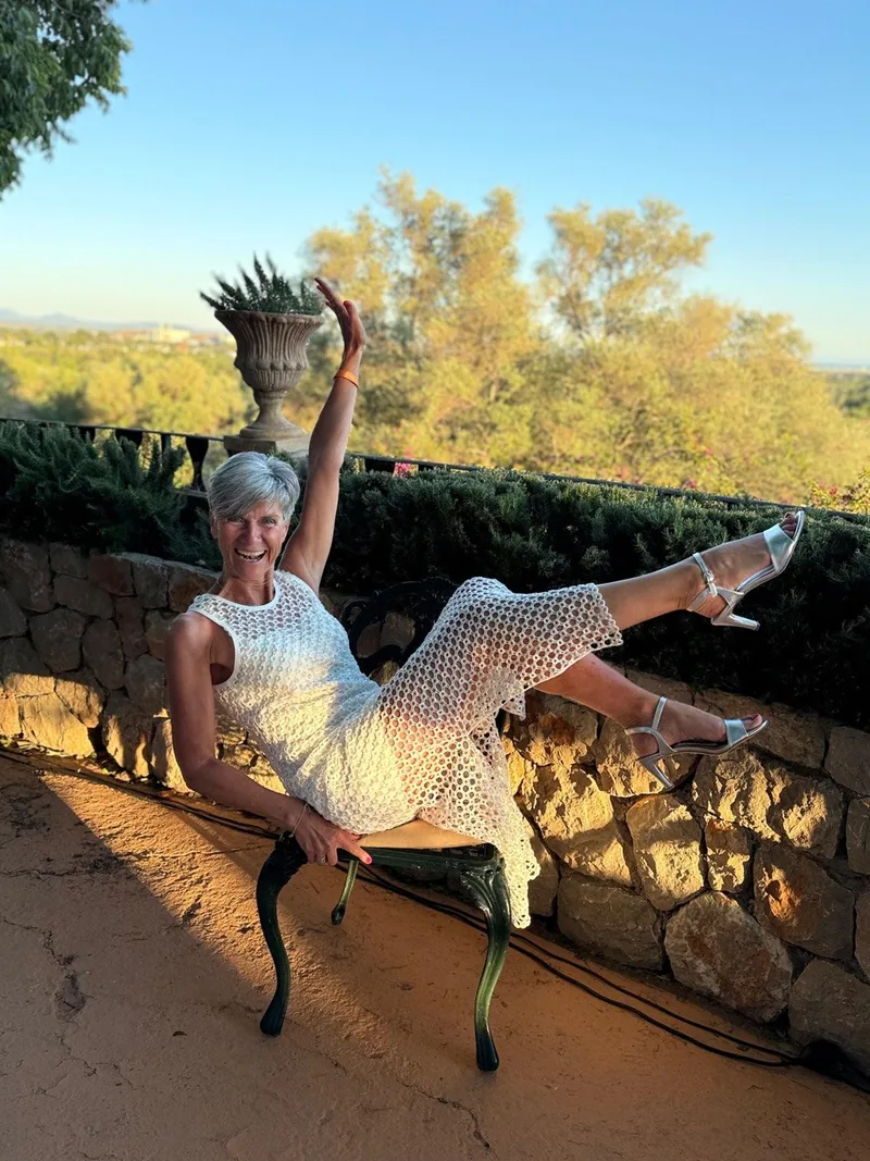 Désirée Ludwig in einer verspielten, lebensfrohen Pose im Abendlicht.